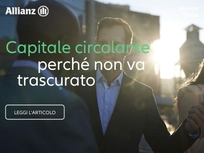 Due imprenditori parlano, sullo sfondo il sole sta tramontando