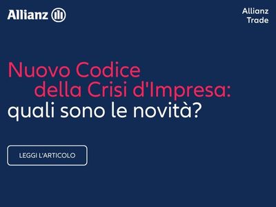 Un'imprenditrice nel suo ufficio mostra un documento a una giovane coppia