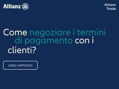 Il proprietario di un'officina meccanica mostra a una cliente le parti riparate della sua auto