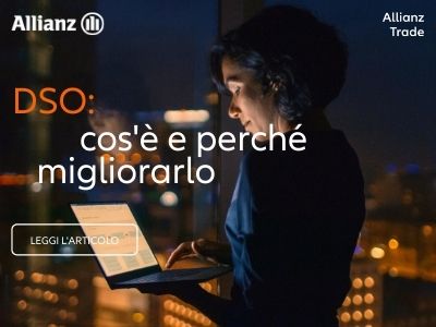 Imprenditrice in ufficio, di sera, lavora al computer