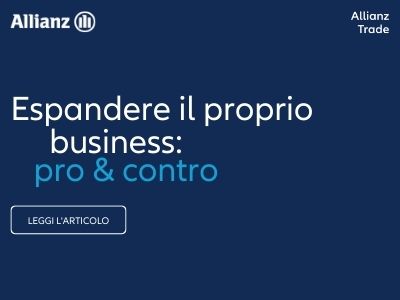 Tre colleghi in trasferta di lavoro scendono da un aereo