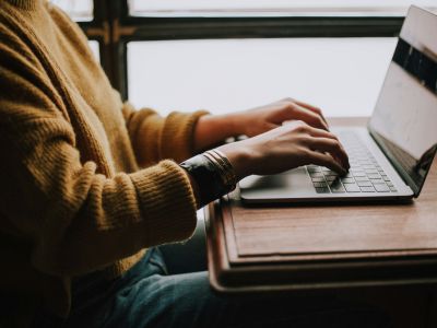 Un imprenditore controlla sul suo laptop il tasso di conversione del suo e-commerce