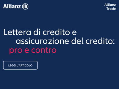 Un uomo e una donna sorridenti salutano un collega