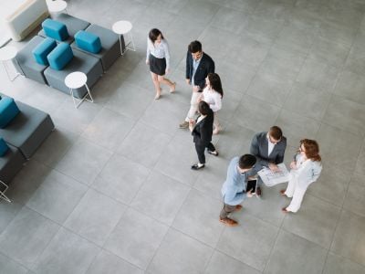 Professionisi che lavorano insieme in ufficio