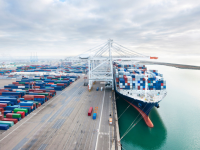 Nave cargo in un porto commerciale in attesa di partire con un carico destinato all'export