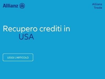Due colleghi camminano nel corridoio con pareti di vetro dell'ufficio