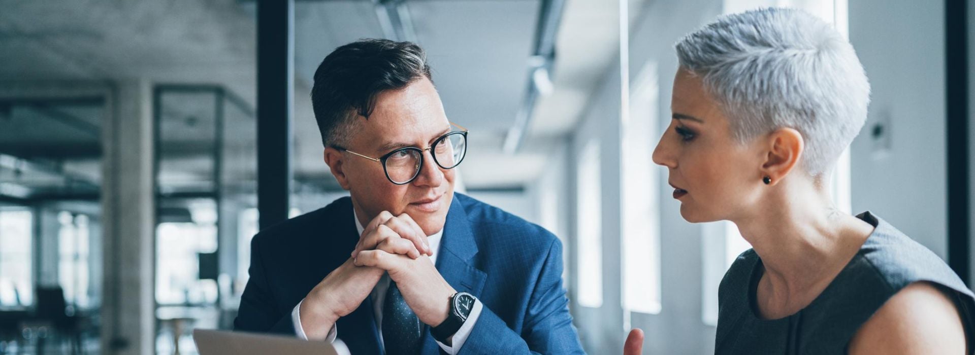 Due colleghi si confrontano prima di incontrare il cliente