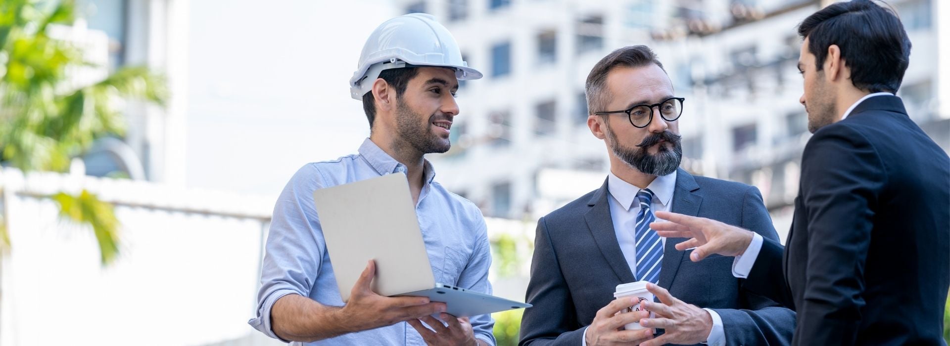 Due imprenditori si consultano con un tecnico