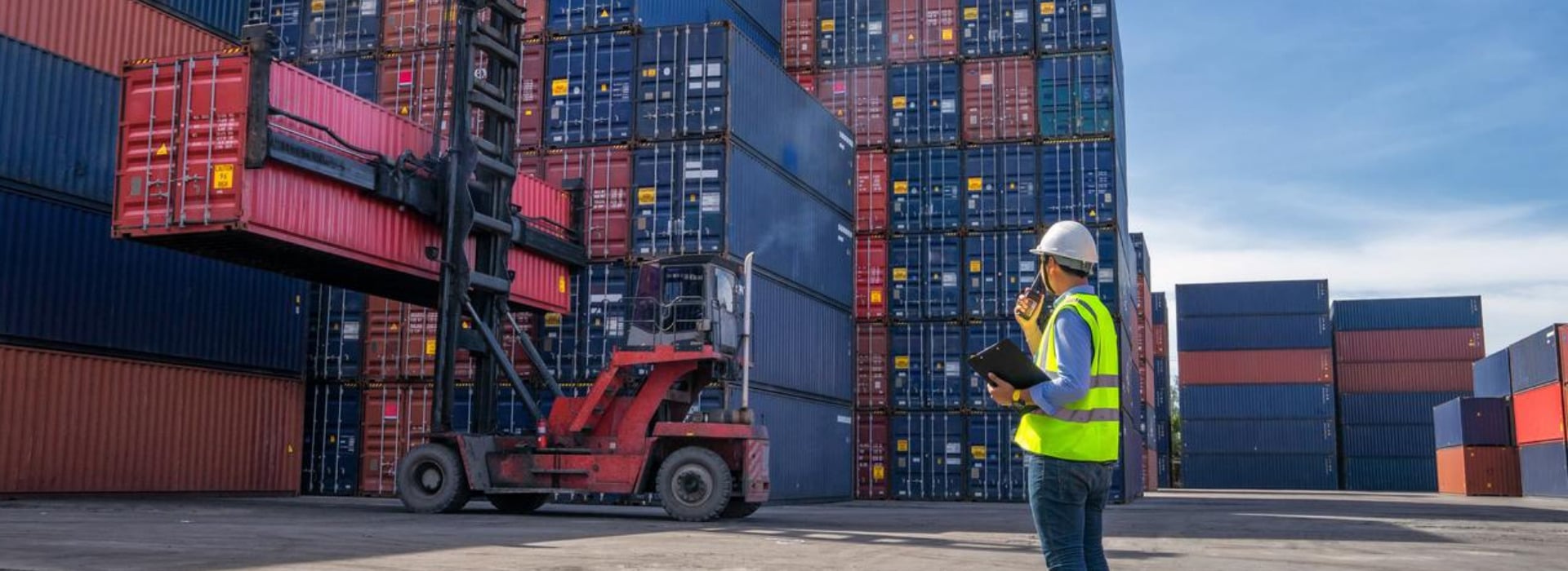 Il capo della logistica dirige le operazioni in un deposito di container