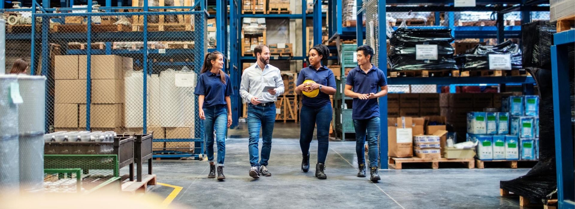 Degli operai in un magazzino si confrontano con il manager