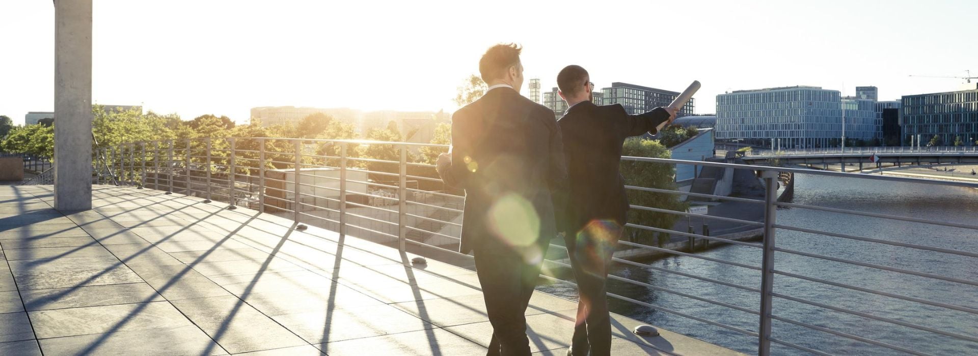 Due imprenditori passeggiano nel distretto finanziario della città