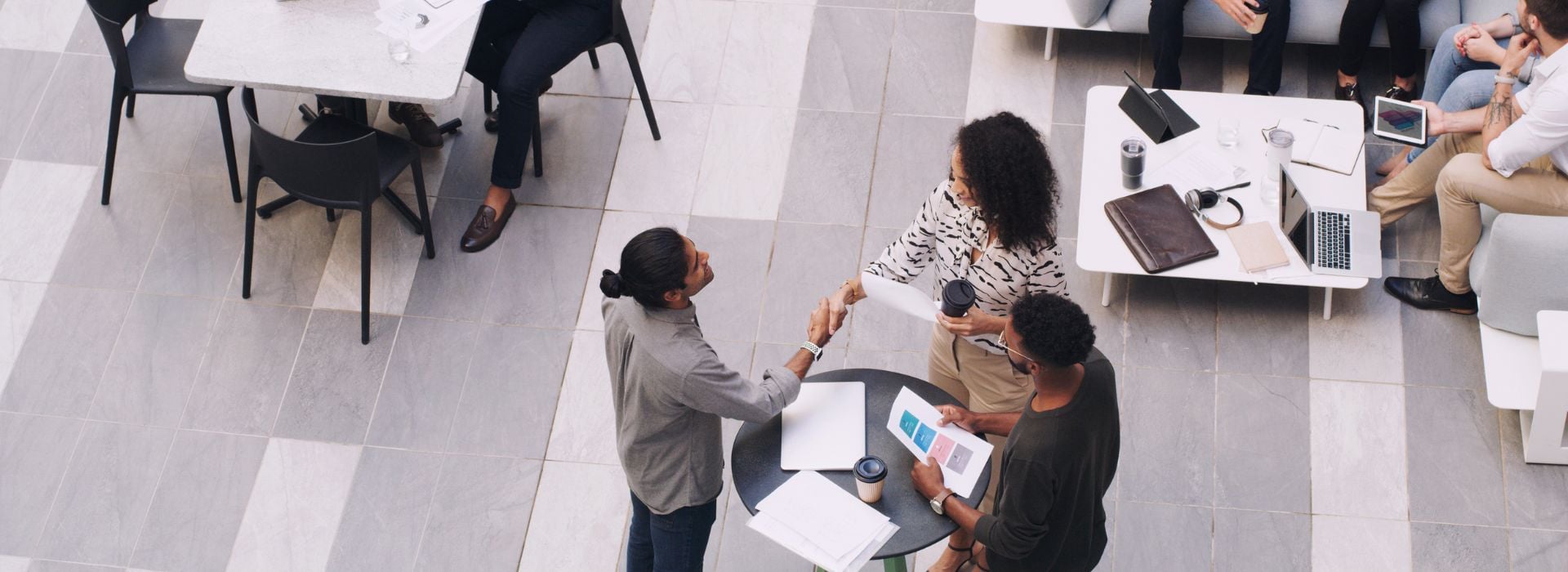 Panoramica di professionisti mentre parlano e si incontrano a una conferenza nei loro uffici