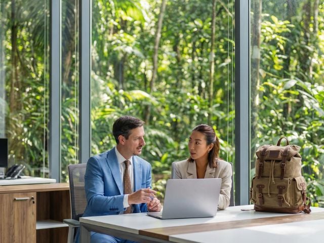 due professionisti seduti in un ufficio moderno