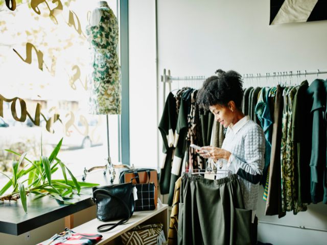 Una donna fa acquisti in un negozio di abbigliamento