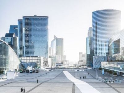 Vista panoramica del quartiere La Défense a Parigi con grattacieli moderni e piazza pedonale