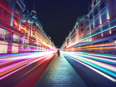 Viale di una città con linee di luci colorate