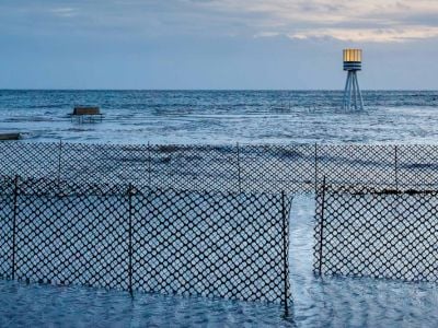 Faro a largo di una spiaggia