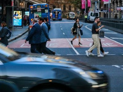 Persone che passeggiano in città