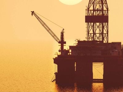 Piattaforma petrolifera in mezzo al mare