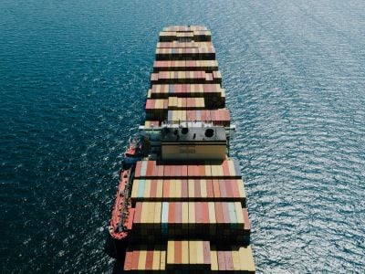 Nave cargo con molti container