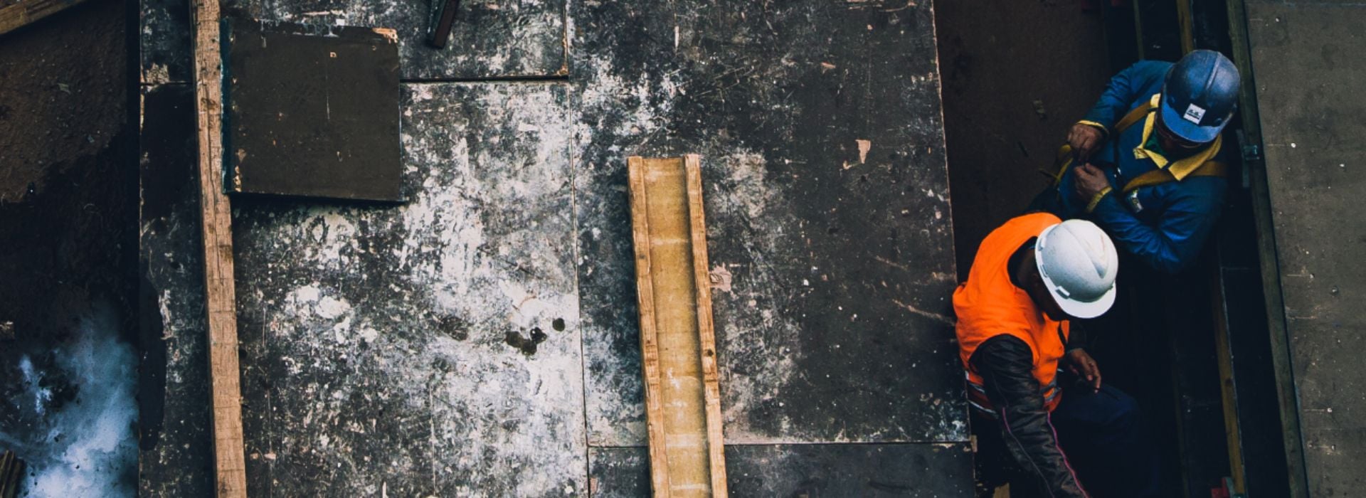 Quattro operai lavorano in un cantiere