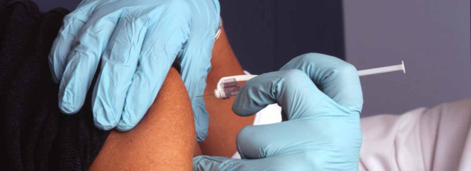 Infermiere inietta vaccino nel braccio di un paziente