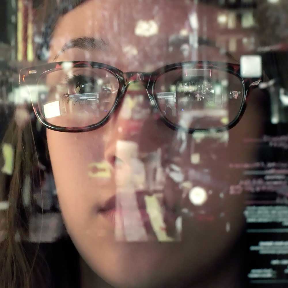 Zbliżenie na kobiete w okularach