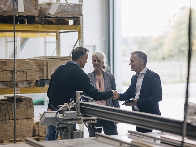 Ένας επιχειρηματίας συστήνεται σε δύο πελάτες στο εργαστήριο χειροτεχνίας της επιχείρησής του.