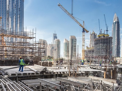 Κατασκευαστικό έργο σε εξέλιξη σε μια σύγχρονη συνοικία της πόλης.