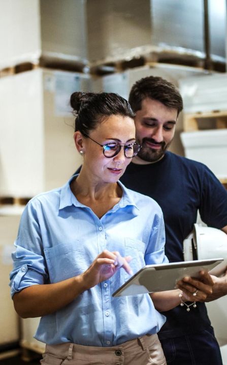 Una manager controlla sul tablet il funzionamento dell'e-commerce