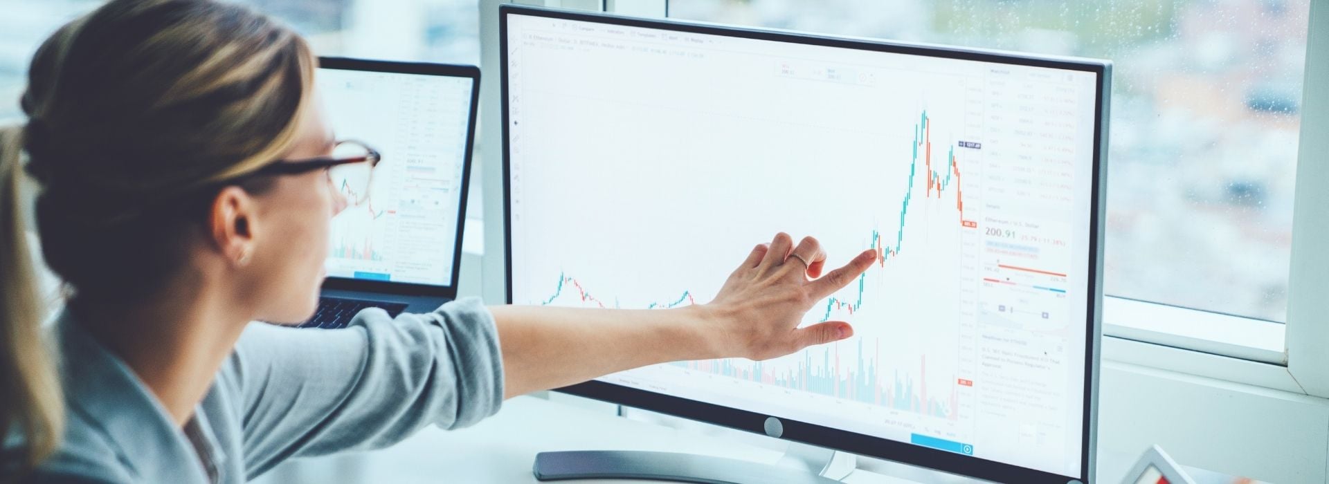 Una business analyst studia un grafico al computer