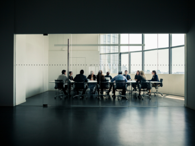 Persone che lavorano in sala riunioni