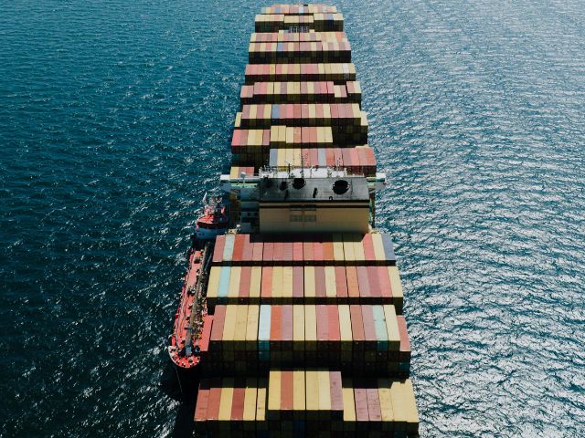 Nave cargo in mezzo al mare