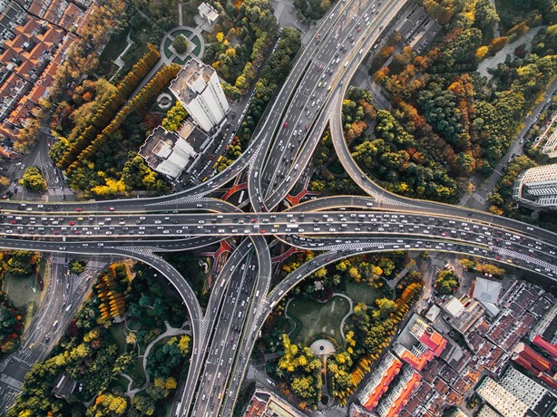 Vista dall'alto di un'arteria stradale di una grande città