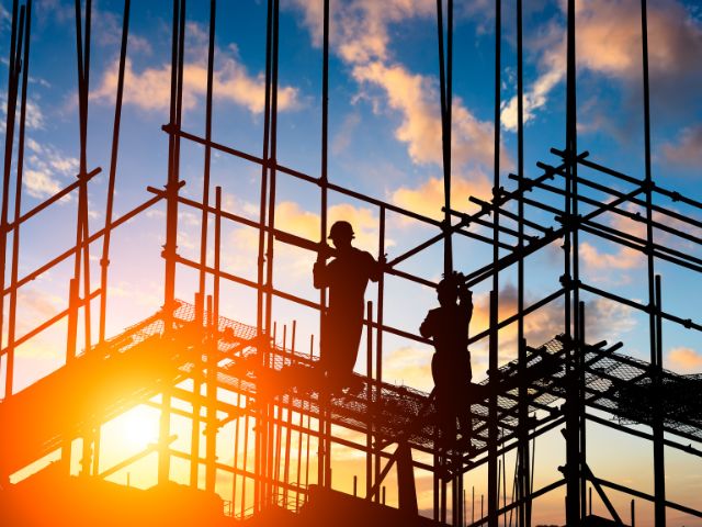 operai in un cantiere edile