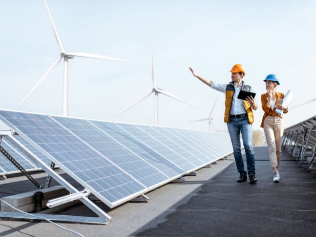 Due persone che lavorano nel mondo dell'energia