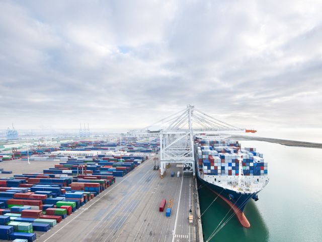 Nave cargo attraccata al porto