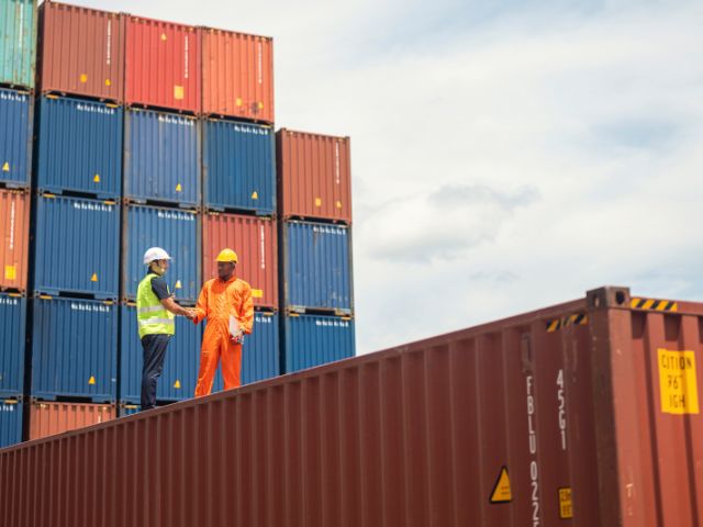 Due uomini che lavorano