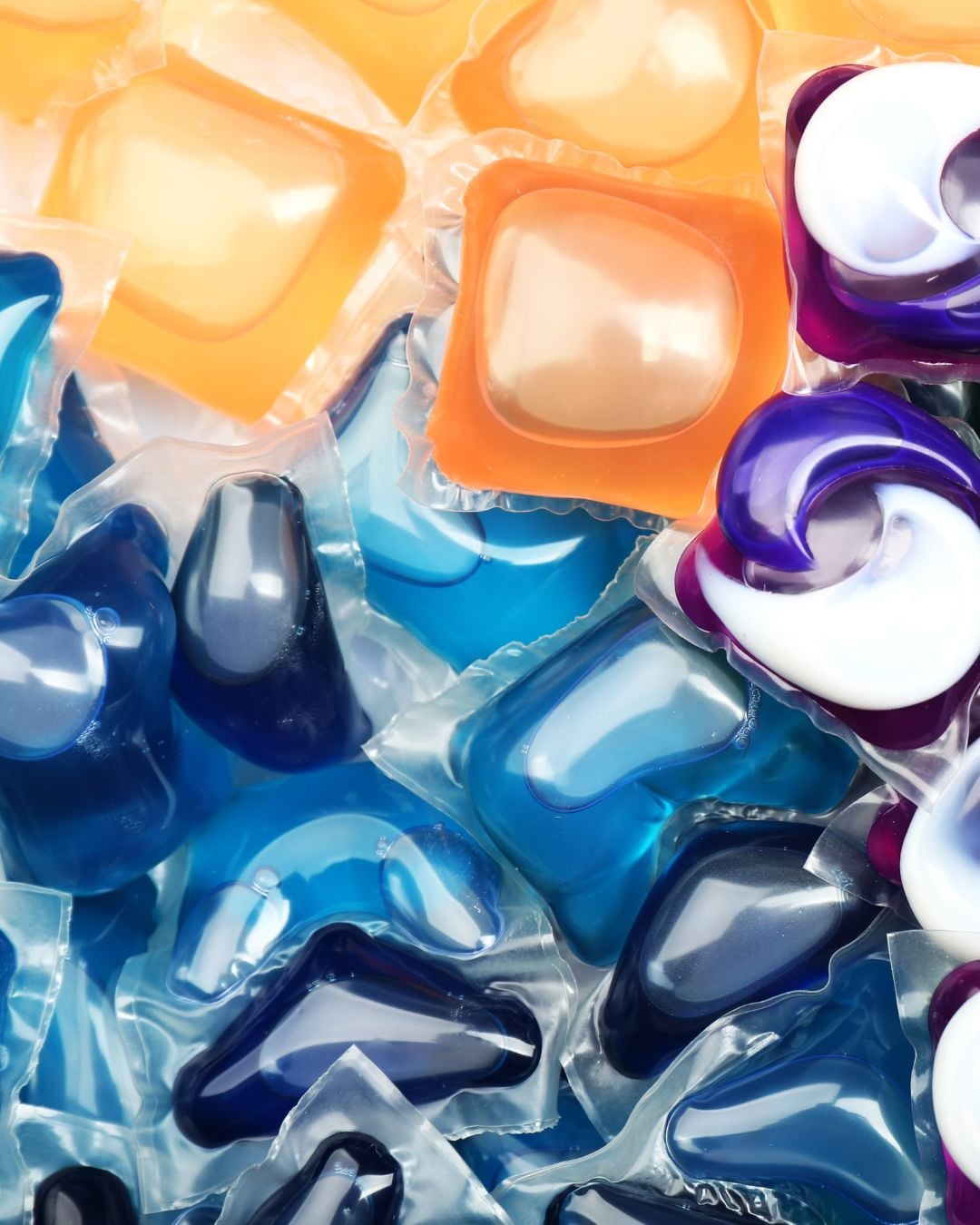 Capsule in plastica trasparente contenenti detergenti liquidi di vari colori