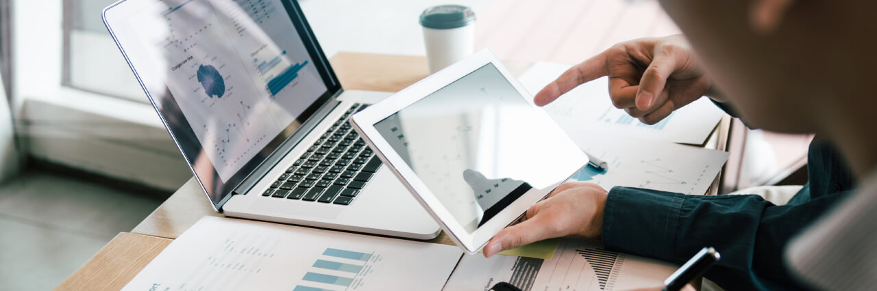 Wereldbol met cijfers en berekeningen die landenrisico's moeten voorstellen