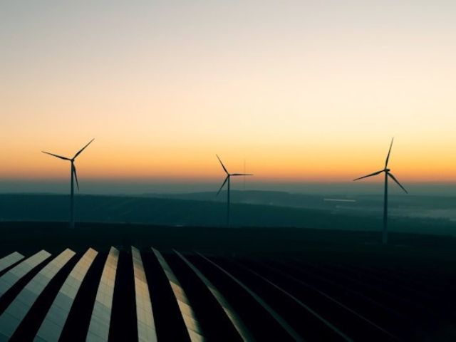  Central de energia renovável com turbinas eólicas e painéis solares.
