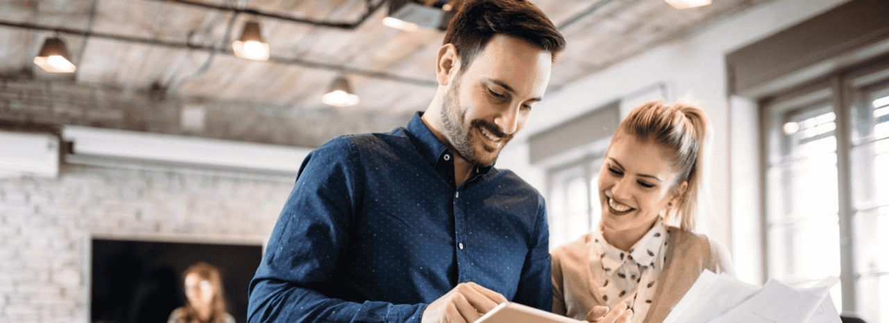 Duas pessoas a lerem sobre Allianz Trade pay e Stripe