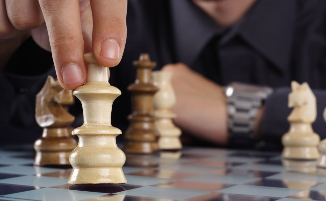 一个人在下象棋
