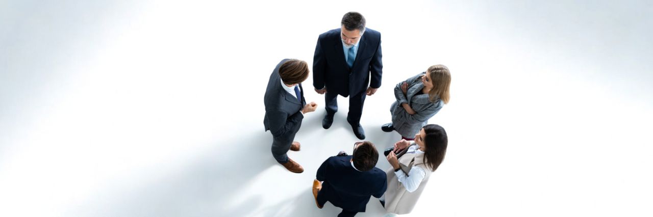 Ομάδα όρθια σε κύκλο κατά τη διάρκεια επαγγελματικής συζήτησης