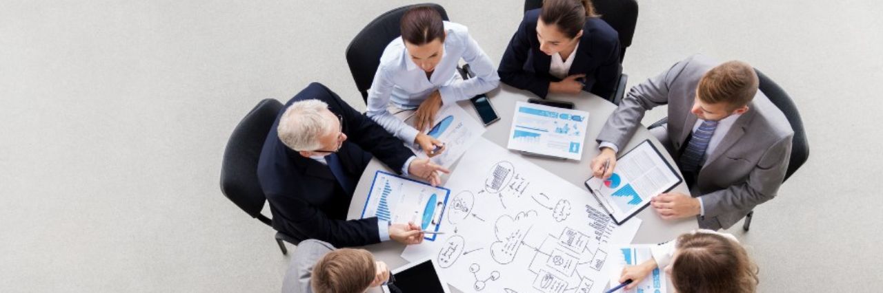 Επιχειρηματική ομάδα με σχέδιο που συναντιέται και συζητά το πρόβλημα στο γραφείο