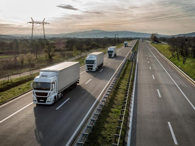 truck-logistic-on-road