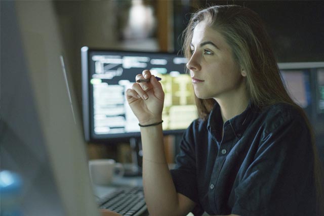 woman in fornt of desktop