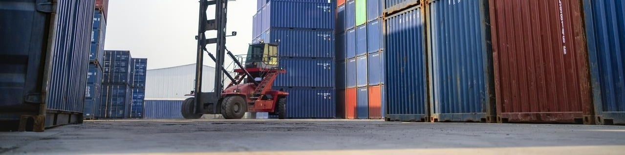 vehicule with containers