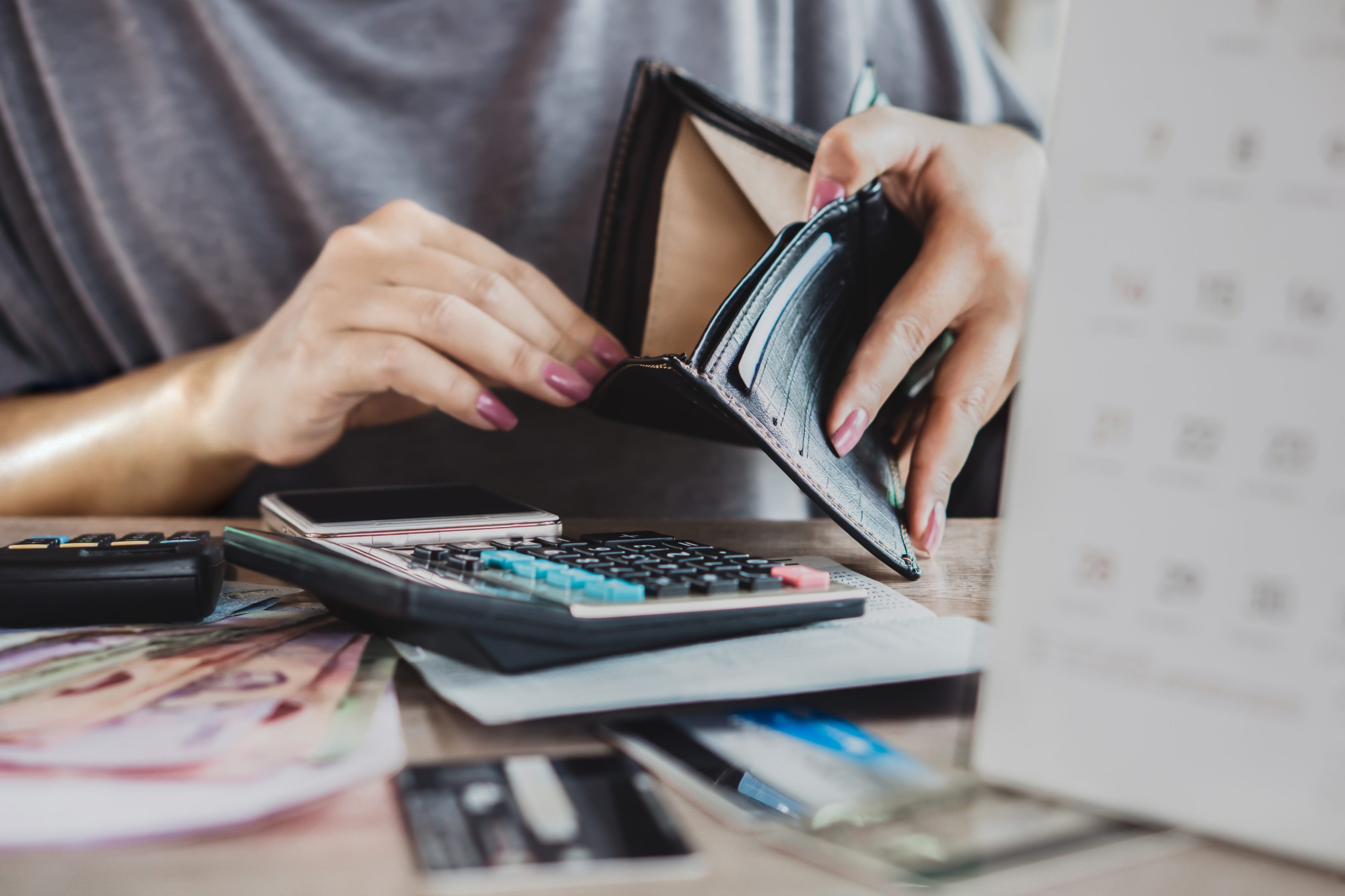 woman look into her wallet credit risk management best practices