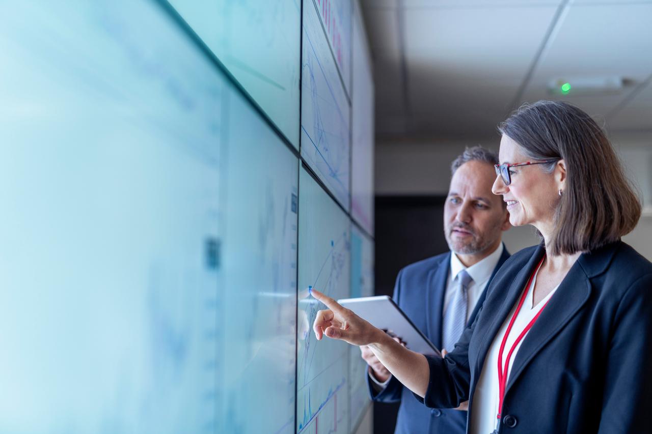 An image representing two people discussing about credit protection